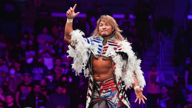 Hiroshi Tanahashi poses on the turnbuckle